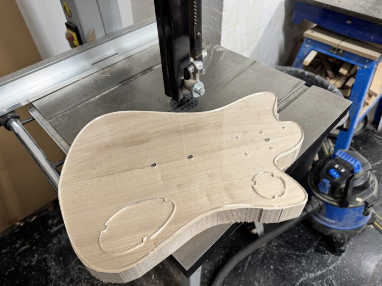 michael dales guitars 1 Michael Dales Electric Flapjack Guitars 768x576
