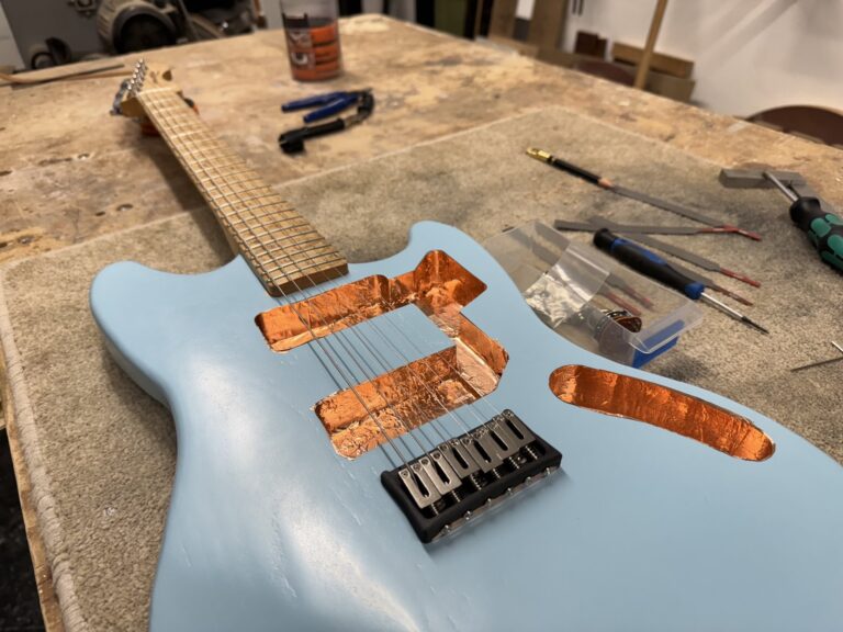 michael dales guitars 2 Michael Dales Electric Flapjack Guitars 768x576